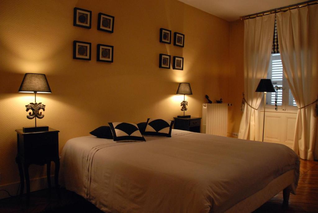 Chateau De La Flechere Bed & Breakfast Blace Room photo
